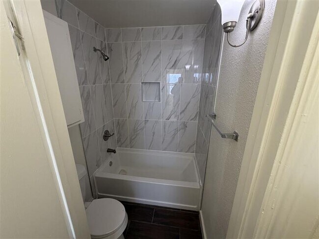 Building Photo - SPACIOUS 3/2.5 TOWN HOME