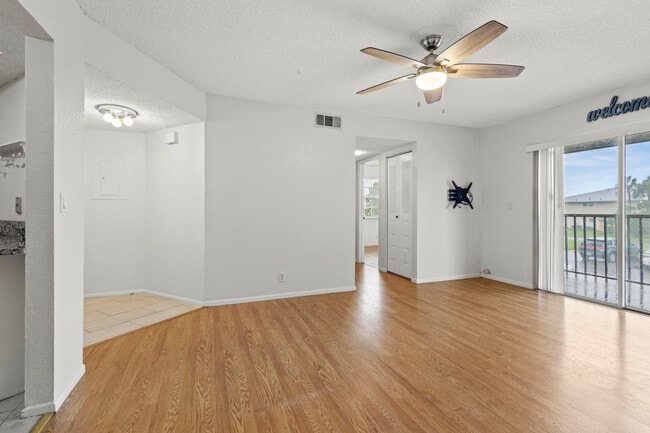 Building Photo - 1507 SE Royal Green Cir