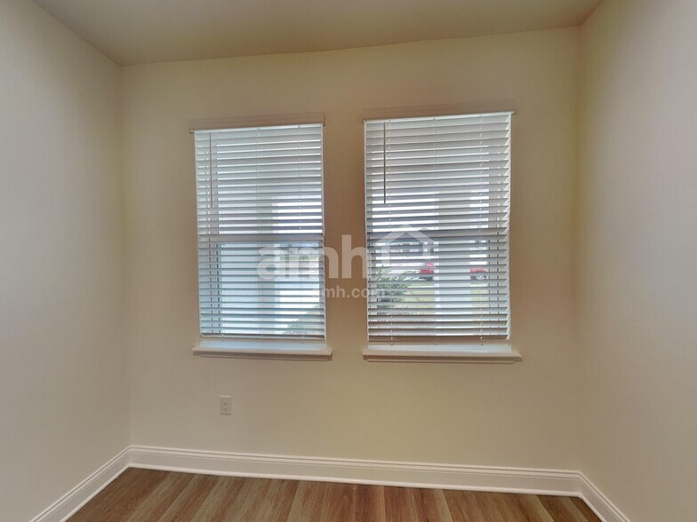 Building Photo - 2513 Feather Crst Dr