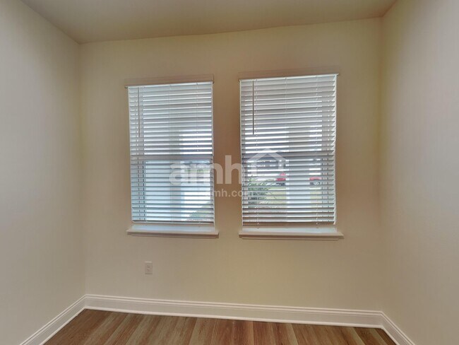 Building Photo - 3771 Lk Blf Lp