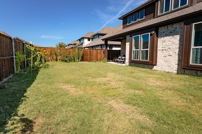 Building Photo - 700 Sedona St