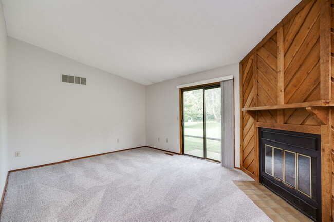 Building Photo - 652 Hidden Valley Ct