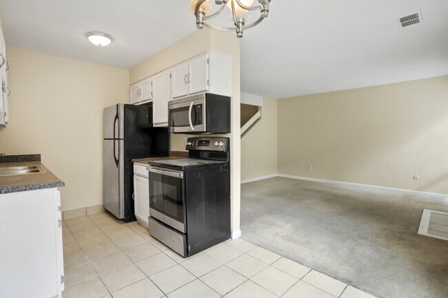 Building Photo - 2-Bed Townhome with Patio - Community Pool