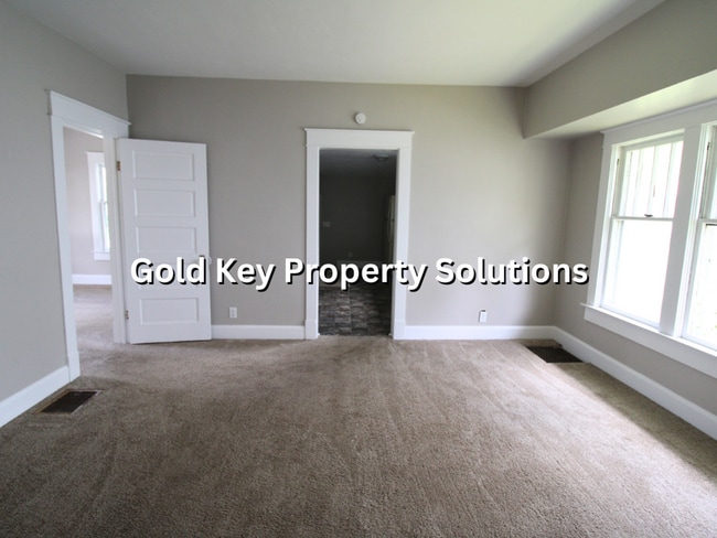 Building Photo - Updated 2 BR 1 BA House with Garage and Fe...
