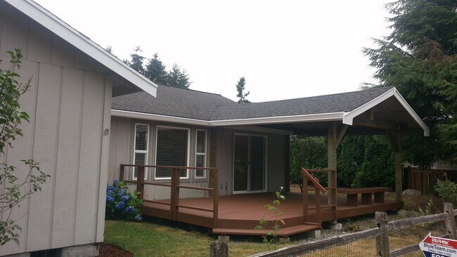 Building Photo - Heat pump with A/C!! On the green in Capital City Golf Club Estates!