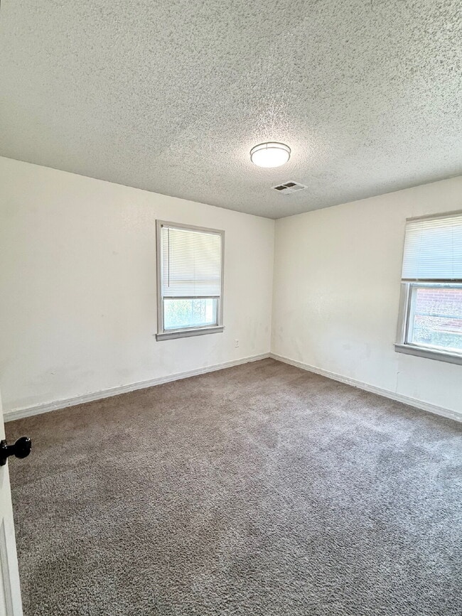 Building Photo - Bright & Spacious 3BR with Large Yard – Gr...