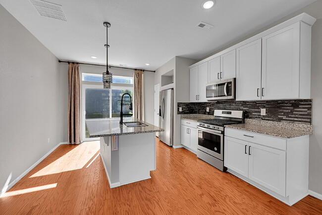 Building Photo - $2,595.00, 2-bed, 2.5-bath located in Aurora.