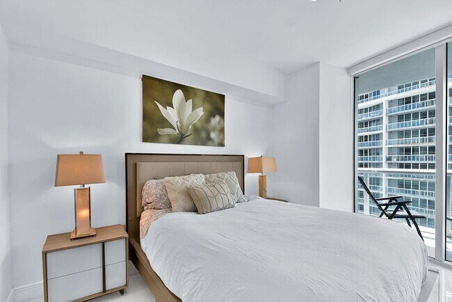 Building Photo - 475 Brickell Ave