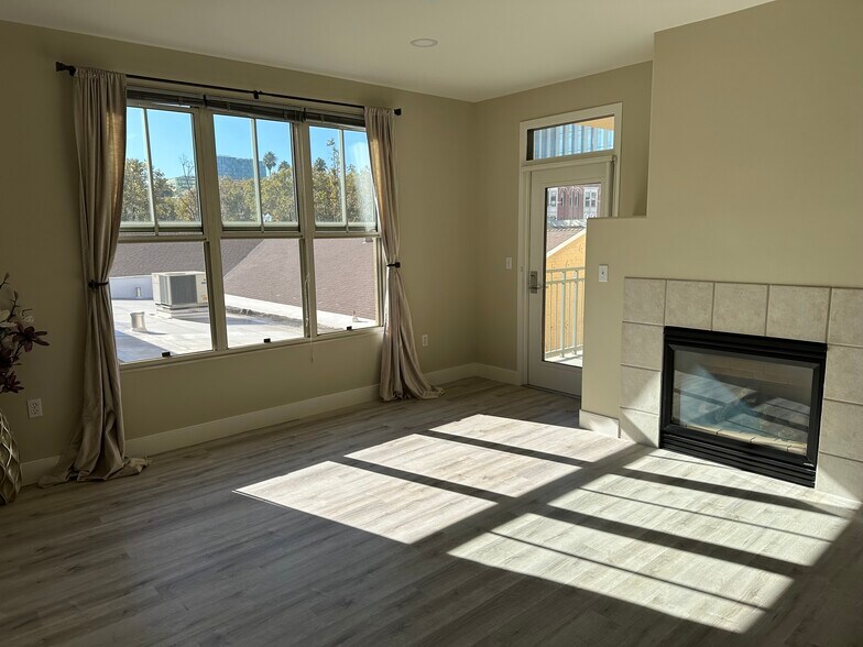 living space with excellent natural light - 30 E Julian St