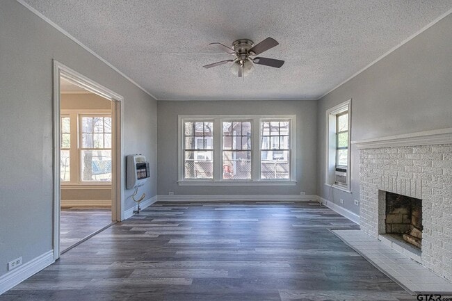 Primary Photo - Charming 2 Bed, 1 Bath Home Near Downtown ...