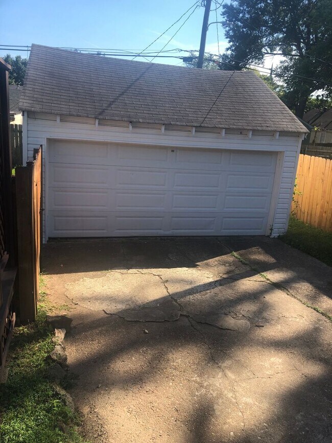 Building Photo - WONDERFUL SO. HIGHLANDS HOME.