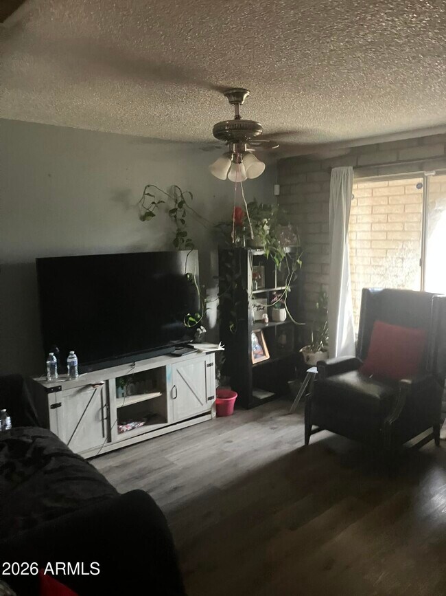 Building Photo - 4214 W Lewis Ave