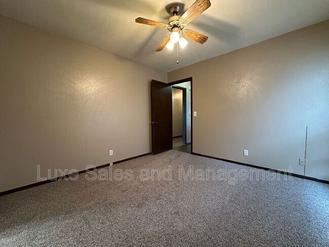 Building Photo - 813 N Eagle Ln