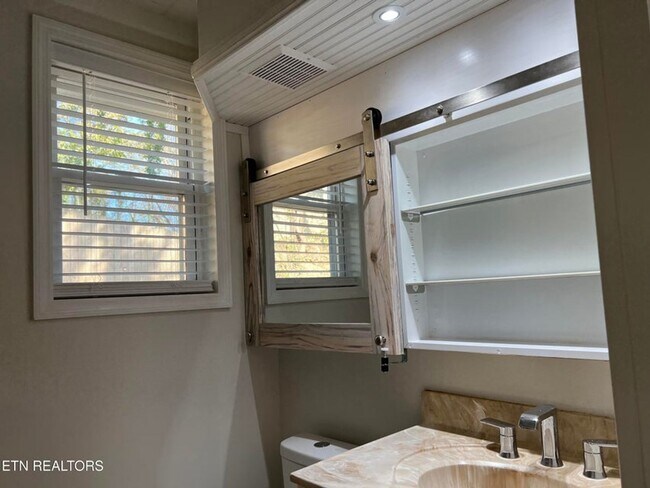 Building Photo - West Knoxville 37922 - 1 bedroom apartment with updated interior - Contact Mac Tobler (865)755-3075