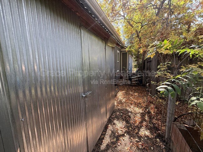 Building Photo - 410 E Geneseo St