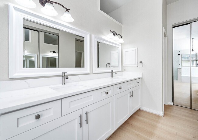 Building Photo - 4718 Sunshine Dr