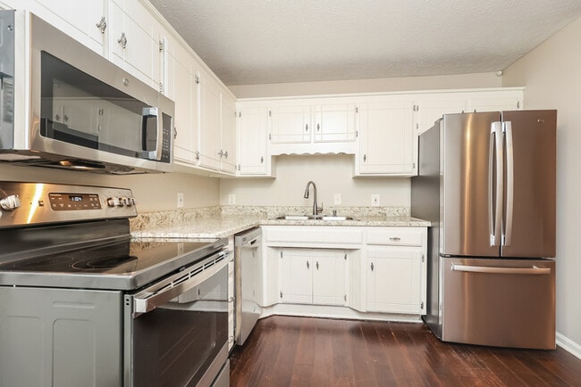 Building Photo - 3200 Lakeford Dr