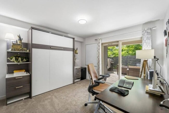 Building Photo - Modern & spacious 3bed/3bath with yard in ...