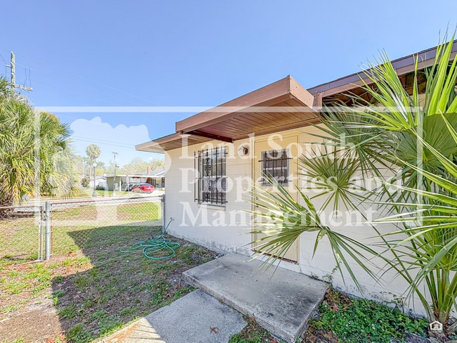 Building Photo - 324 Ariana St