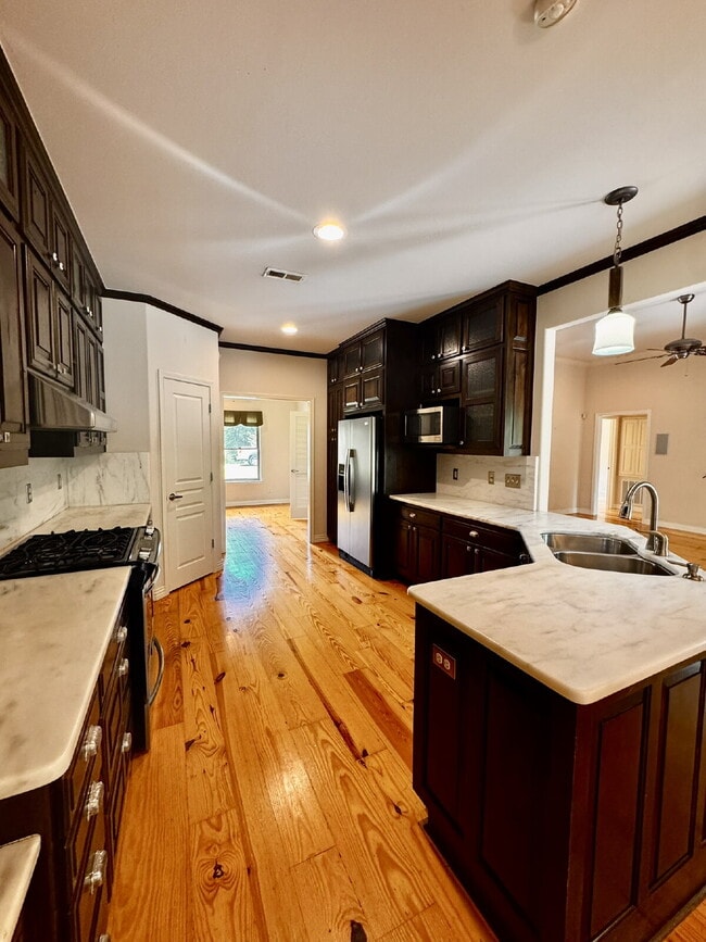 Building Photo - 723 N Lakeview Dr