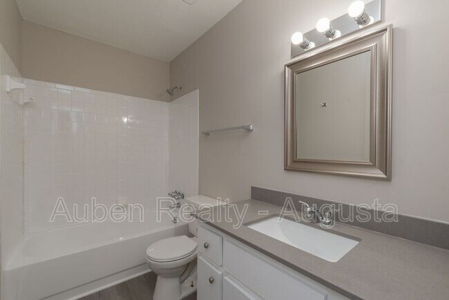 Building Photo - 1546 Hamilton Dr