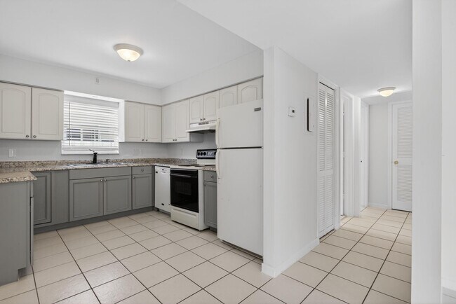 Building Photo - 536 SE 20th Ave