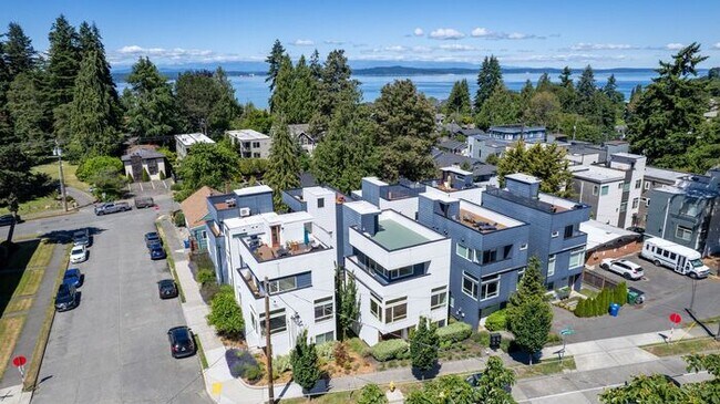 Building Photo - Air-Conditioned Standalone Townhome in Coveted Lincoln Park (1st Month Free)