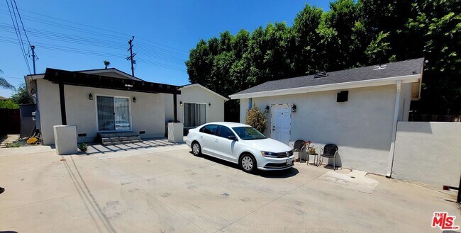 Building Photo - 17629 Burbank Blvd