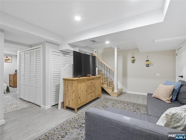 Building Photo - 197 Fairview Ave