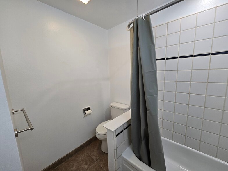 Guest bathroom - 4577 N Lorna Ave
