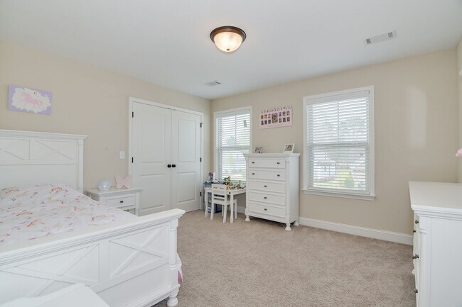 Building Photo - Gorgeous 5-Bedroom 3.5 Bath Home