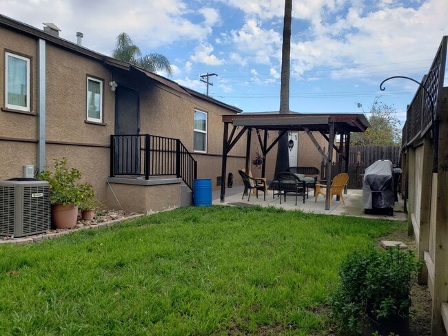 Building Photo - 5210
