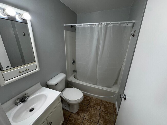 Building Photo - Large 2 Bedroom Apartment