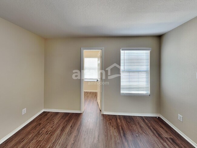 Building Photo - 148 Hinge Chase