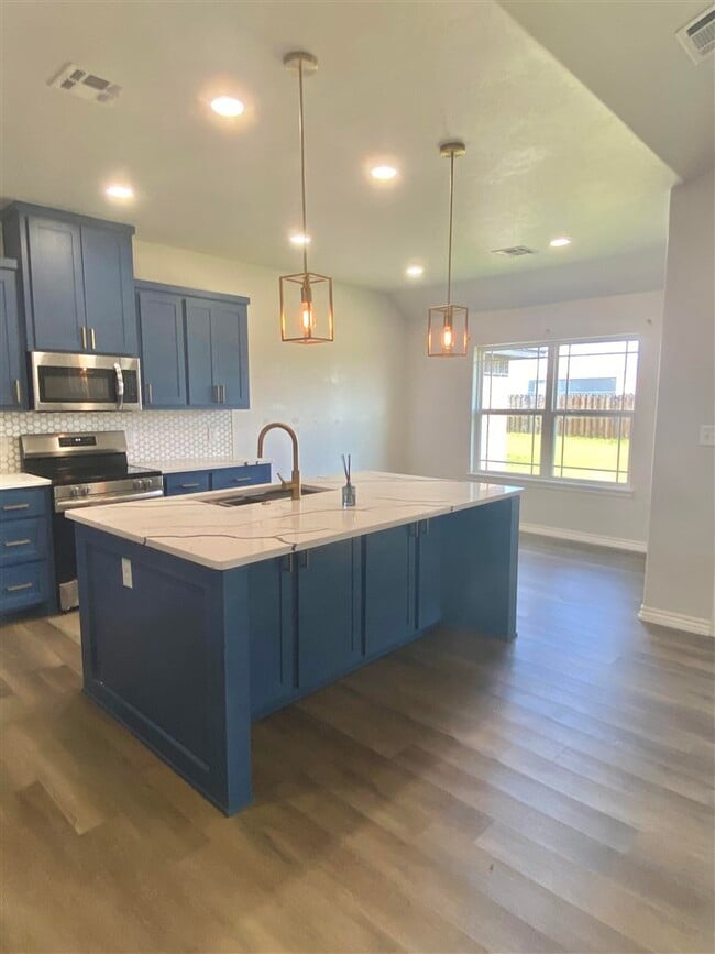 Building Photo - 210 Meadowlark Ln