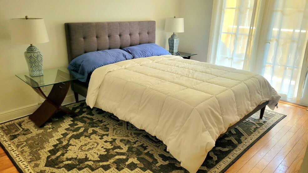 Queen bedroom - 345 NE 69th Cir