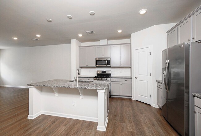 Building Photo - Lovely 3 Bed 2.5 Bath Townhome