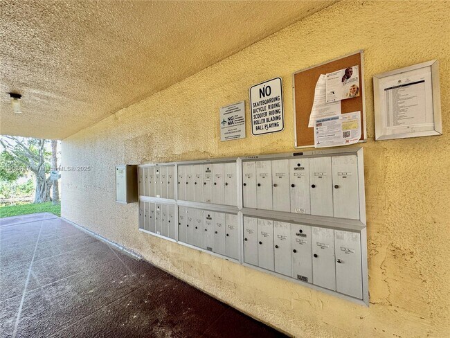 Building Photo - 8305 Sunrise Lakes Blvd