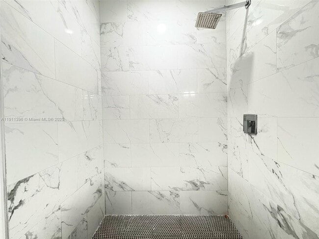 Building Photo - 2518 NW 9th Pl