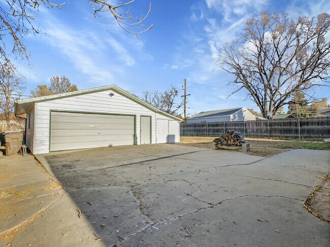 Building Photo - $2,245.95 - $300 OFF - First 2 Months'Rent - 3 Bedrooms, 1.5 Bathrooms, Single Family Home in Aur...