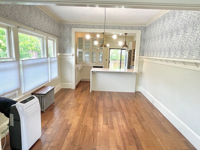 Building Photo - Gorgeous Rose City Park 4 bed Craftsman