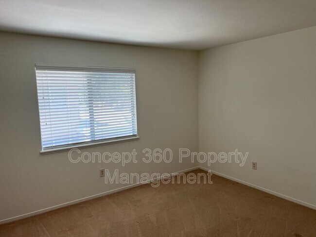 Building Photo - 13525 3/4-13524 Village Dr