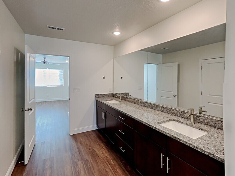 Building Photo - 1288 N Rickshaw Ln