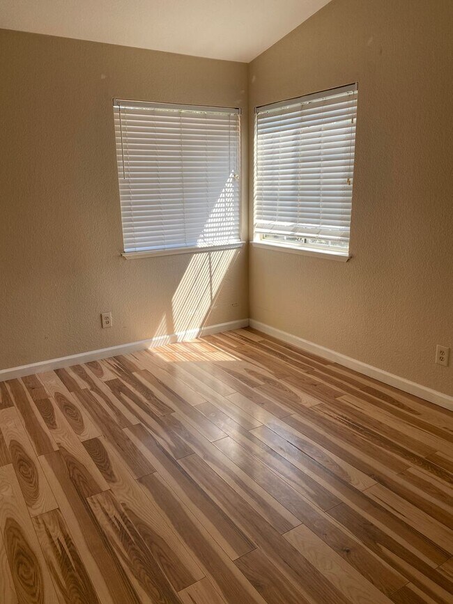 Building Photo - AVAILABLE NOW!! 4br 3ba