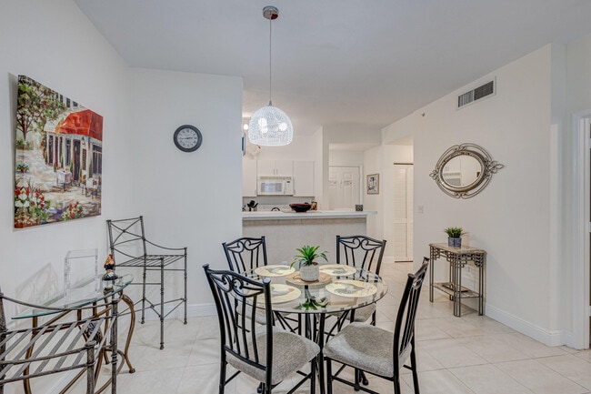 Building Photo - 630 S Sapodilla Ave