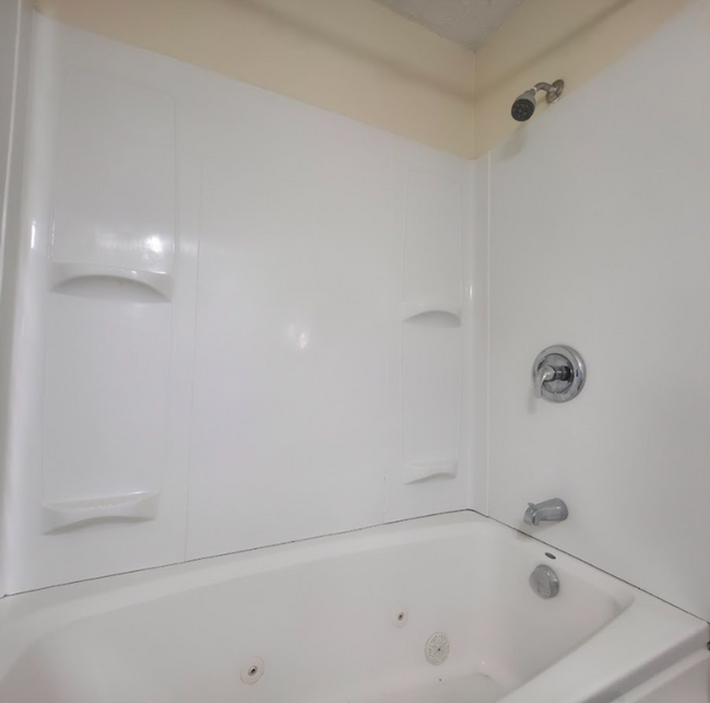 Building Photo - Single Family Home 2 beds 1 bath Available...