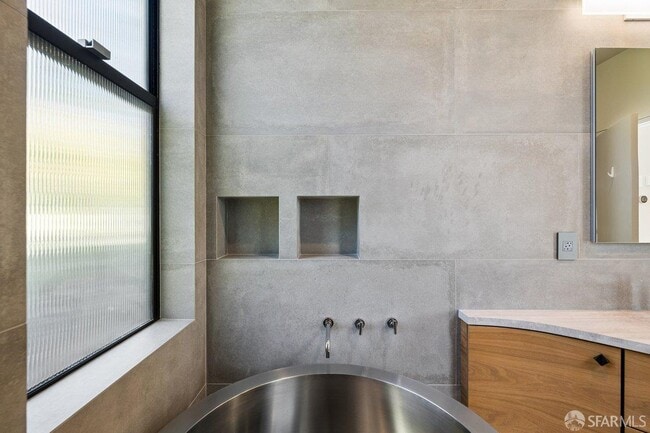 Building Photo - 1435 Lakeview Dr