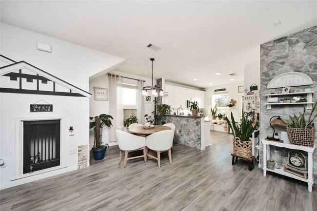 Building Photo - 25928 Chicory Dr