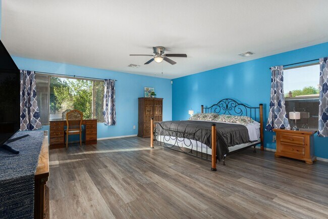 Building Photo - Spectacular 5 bdrm Home, OFFERS SOLAR ELECTRIC!