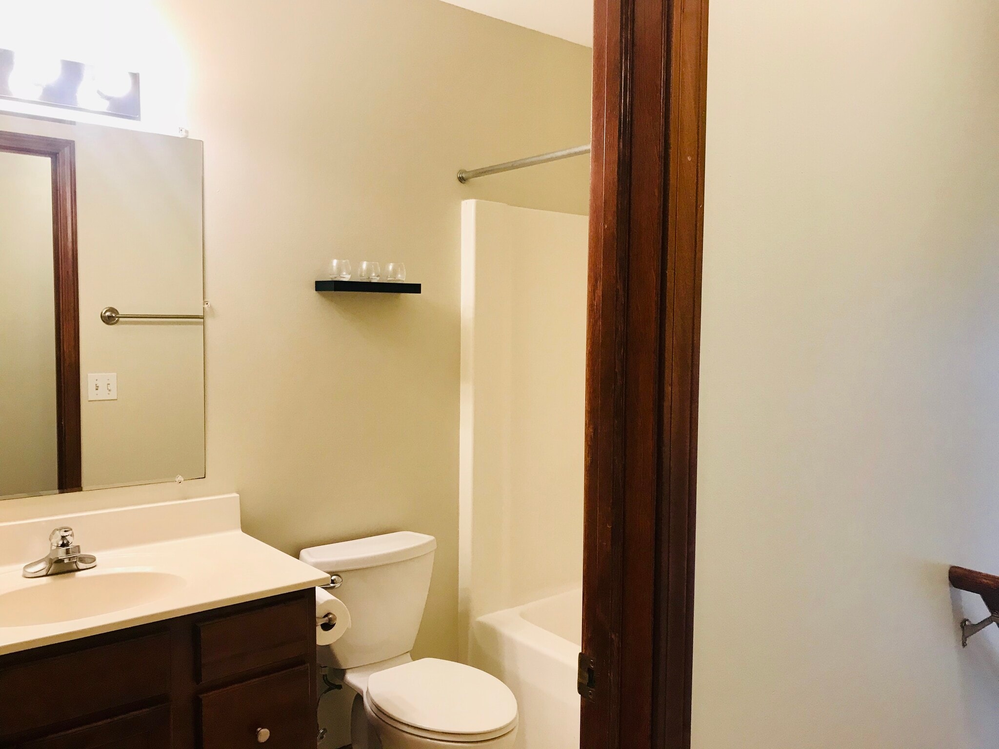 Upstairs Full bath - 3843 West De Blaay Ct SE